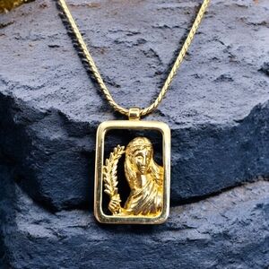 Avon Vintage 70's Zodiac Pendant Necklace